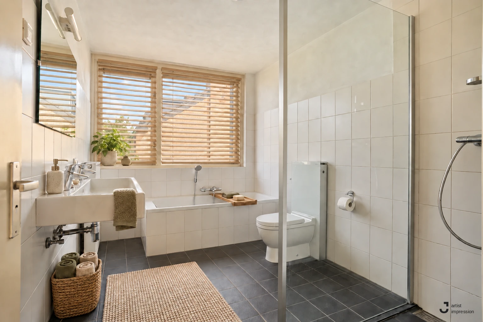 Dezelfde badkamer als artist impression: de bestaande indeling, gestyled met houten jaloezieën, handdoeken en een badmat