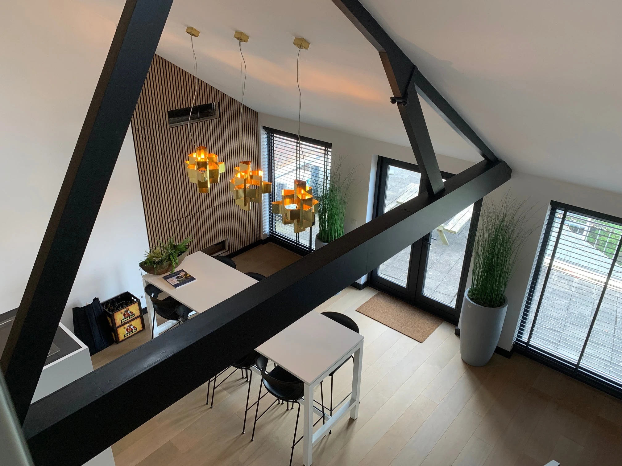 Vide met houten dakconstructie en pantry op de bovenverdieping